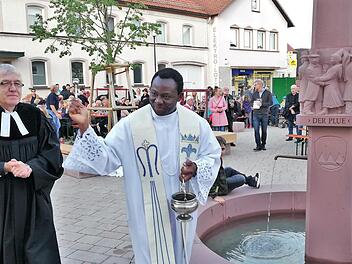 Der evangelische Pfarrer Philipp Klein (links) und sein katholischer Amtsbruder Blaise Okpanachi segneten den Marktplatz mit dem Brunnen.