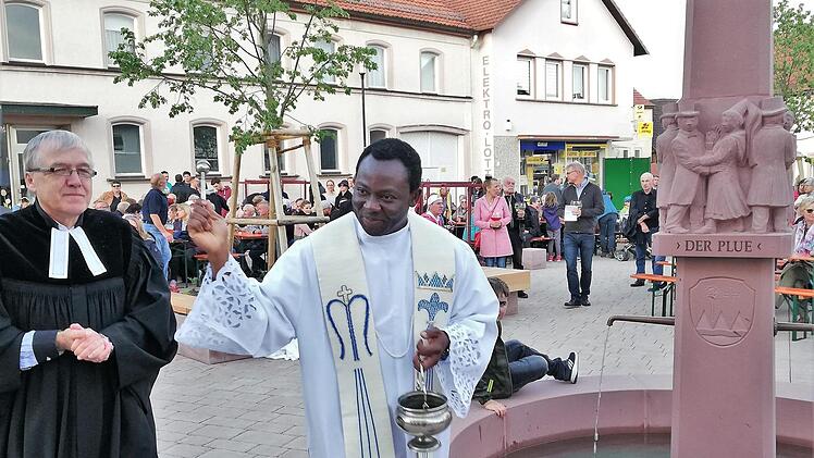 Der evangelische Pfarrer Philipp Klein (links) und sein katholischer Amtsbruder Blaise Okpanachi segneten den Marktplatz mit dem Brunnen.