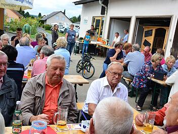 Das CSU-Sommerfest war Anziehungspunkt f&uuml;r die N&uuml;dlinger. Im Bild unter anderem Ehrenb&uuml;rger Oskar Hein (links) und der ehemalige 2. B&uuml;rgermeister Egid Thomas (3.v.l.). Arthur Stollberger