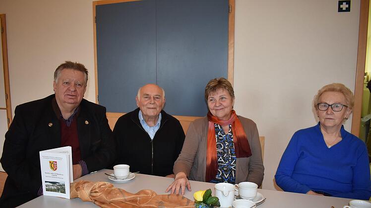 Weißenoher Senioren ein Büchlein in Mundart samt "Übersetzung" herausgebracht: Initiator Reinhard Schuhmann, Hans Schütz, Sybilla  Körzendörfer und Gertraud Eckert Foto: Petra Malbrich