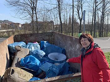 Vorsitzende Ulla Wiegel am gut gefüllten Container nach der Sammelaktion.