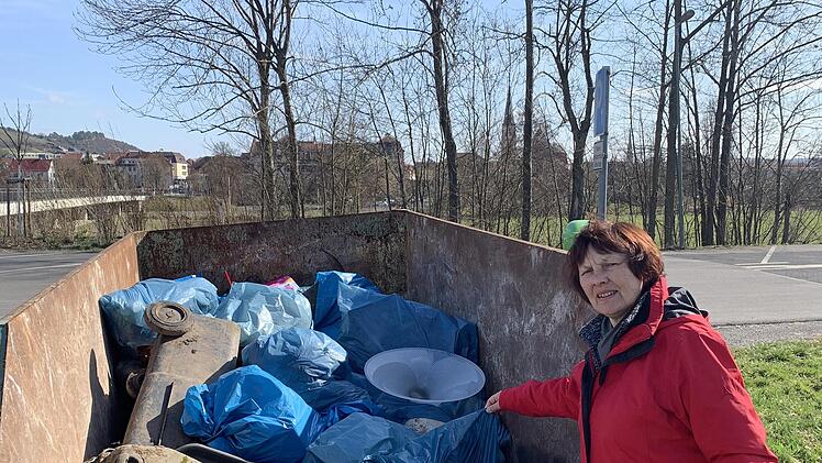 Vorsitzende Ulla Wiegel am gut gefüllten Container nach der Sammelaktion.