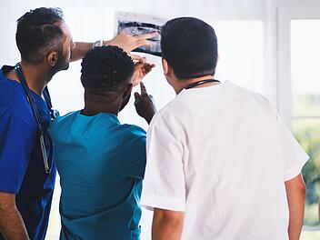 Bei der Ausbildung von Ärzt*innen könnten zukünftig Mixed-Reality-Systeme eingesetzt werden.