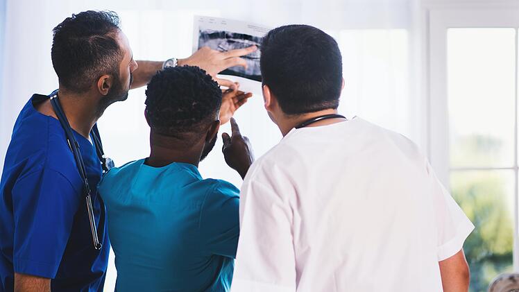 Bei der Ausbildung von Ärzt*innen könnten zukünftig Mixed-Reality-Systeme eingesetzt werden.