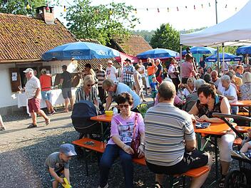 Trotz der Hitze sind viele Besucher zum Backhaus in den Georgi-Kurpark gekommen. Foto: Julia Raab