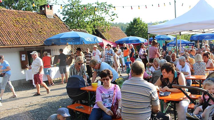 Trotz der Hitze sind viele Besucher zum Backhaus in den Georgi-Kurpark gekommen. Foto: Julia Raab
