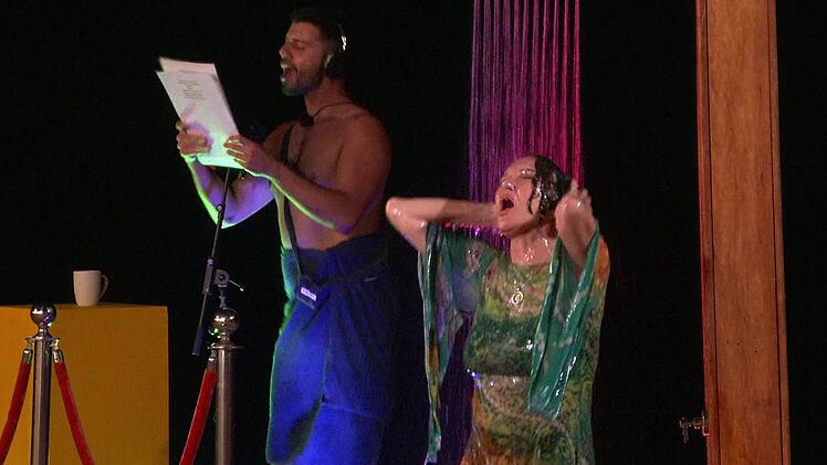 Schauertime zur Showertime: Die Kandidaten mussten singen - nur so konnten die anderen duschen. Klang mitunter schauerlich, machte aber nass und sauber.