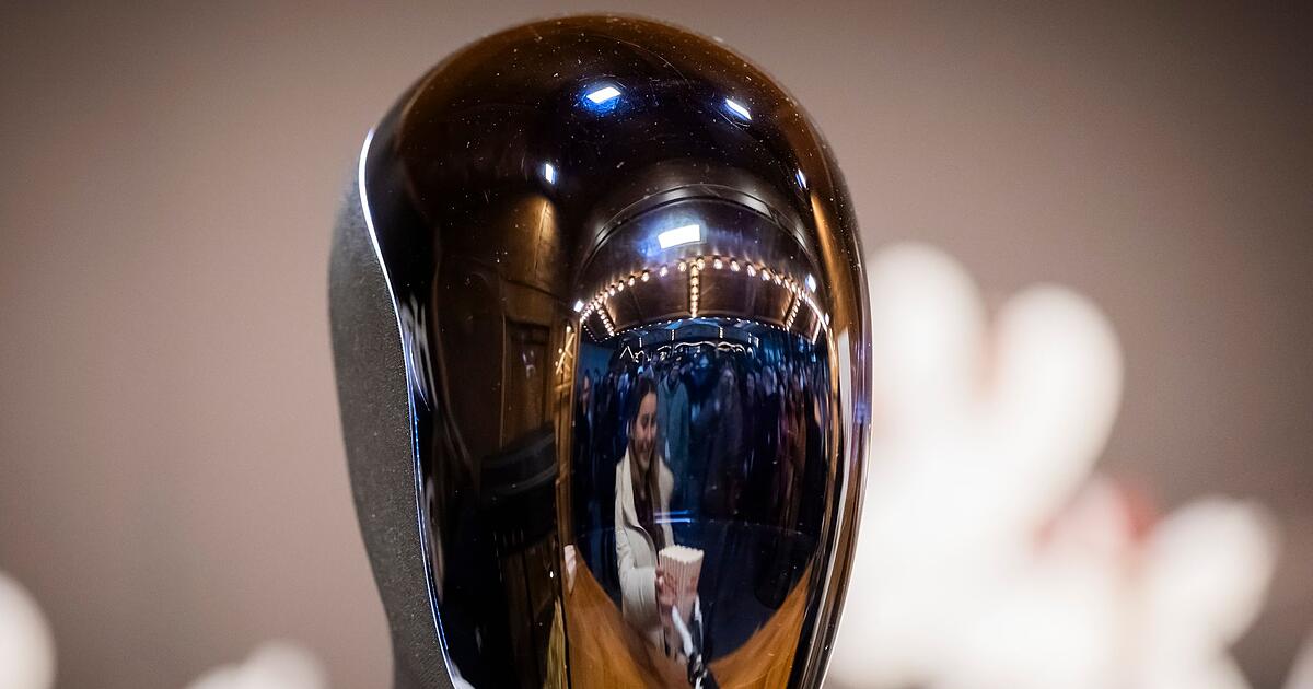 Tesla-zeigt-Optimus-Roboter-in-Berlin