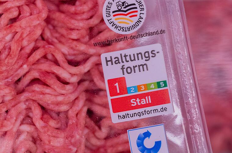 Mehr Fleisch aus besseren Ställen - Staatliches Logo später