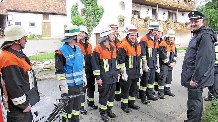 Kommandant Thomas Hümmer (li.) und KBM Siegfried Hammrich(re.) sind sehr zufrieden: alle Teilnehmer haben bestanden