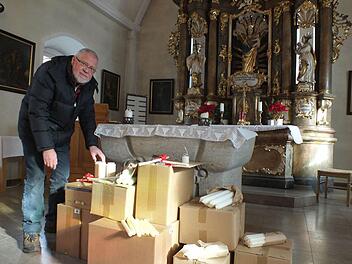 Der stellvertretende Mesner Konrad Eitel legte die Kerzen bereit, die im Lichtmessgottesdienst geweiht wurden. Foto: Manfred Welker
