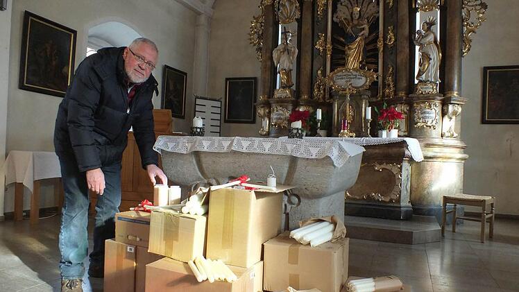 Der stellvertretende Mesner Konrad Eitel legte die Kerzen bereit, die im Lichtmessgottesdienst geweiht wurden. Foto: Manfred Welker
