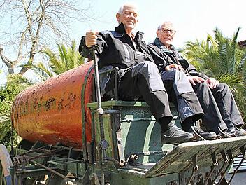 Jürgen Sand (links) und Helfer Rudolf Bamberg haben sich auf den Kutschbock des historischen Wasserwagens geschwungen.  Fotos: Benedikt Borst