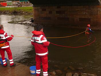 Einen Transprtkarren und einen Sonnenschirm zogen Mitglieder der Wasserwacht aus der Saale. Foto: Peter Greubel