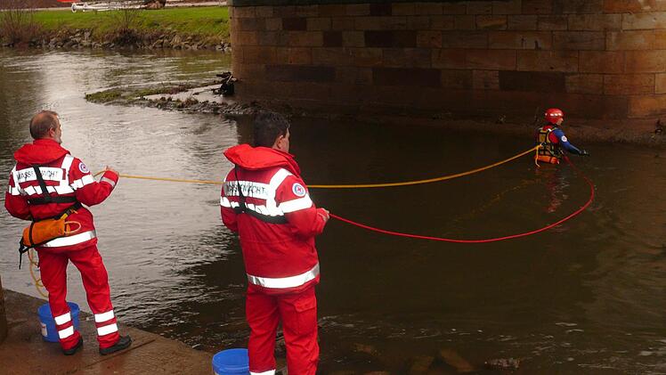 Einen Transprtkarren und einen Sonnenschirm zogen Mitglieder der Wasserwacht aus der Saale. Foto: Peter Greubel