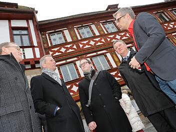 OB-Kandidat Uwe Kirschstein (rechts) vor dem Forchheimer Rathaus im Gespräch mit vier SPD-Oberbürgermeistern (von links): Andreas Starke (Bamberg), Ulrich Maly (Nürnberg), Florian Janik (Erlangen) und Thomas Jung (Fürth) Foto: Matthias Hoch