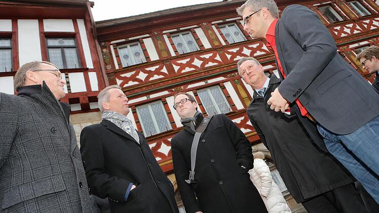 OB-Kandidat Uwe Kirschstein (rechts) vor dem Forchheimer Rathaus im Gespräch mit vier SPD-Oberbürgermeistern (von links): Andreas Starke (Bamberg), Ulrich Maly (Nürnberg), Florian Janik (Erlangen) und Thomas Jung (Fürth) Foto: Matthias Hoch