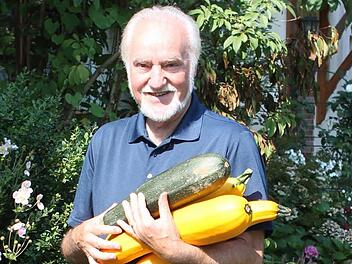 Das Bild zeigt Jupp Schröder mit seiner Zucchini-Ernte im letzten Jahr. Der Wasserbedarf von Zucchini ist zwar relativ hoch, jedoch überstehen sie Hitzeperioden weit besser als Gurken. Foto:privat