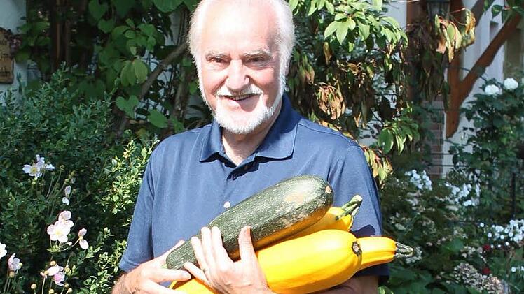 Das Bild zeigt Jupp Schröder mit seiner Zucchini-Ernte im letzten Jahr. Der Wasserbedarf von Zucchini ist zwar relativ hoch, jedoch überstehen sie Hitzeperioden weit besser als Gurken. Foto:privat