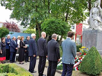 Regierungspräsident Paul Beinhofer (von links), Oberbürgermeister Kay Blankenburg, Landrat Thomas Bold und der polnische Konsul Marcin Król gedenken des Deutschen Bruderkrieges von 1866 unter der "Trauernden Germania" von Bildhauer Michael Arnold.  Foto: S. v. Dobschütz