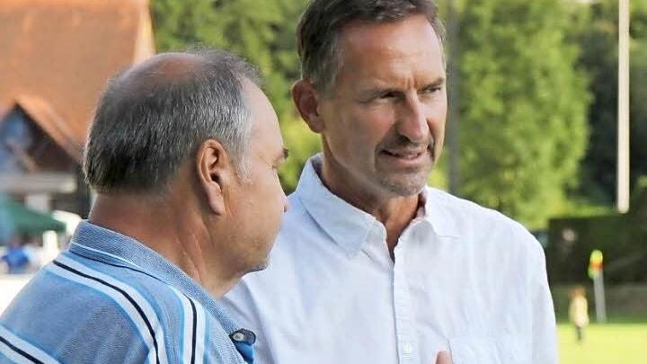 In Kleinsendelbach hören sie ihm immer noch gerne zu: Achim Beierlorzer (r.) schaute beim Benefizspiel zum zehnjährigen Aufstiegsjubiläum vorbei. Fotos: Uwe Kellner