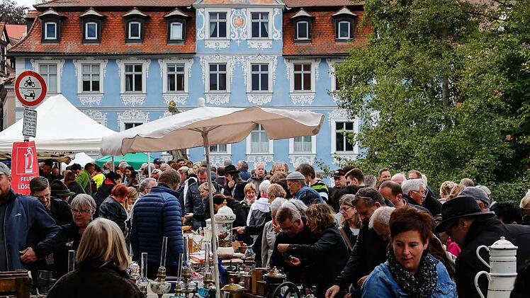 Beim Bamberger Antikmarkt kamen Liebhaber schöner alter Dinge voll auf ihre kosten. Foto: Matthias Hoch