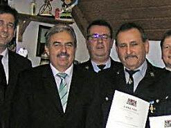 Ehrung bei der Feuerwehr Weilersbach, von links: Kommandant Michael Henkel, Landrat Herrmann Ulm, Bürgermeister Gerhard Amon, Kreisbrandinspektor Wolfgang Wunner, Herbert Gath, Adjutant Markus Friedel, Helmut Stein Foto: Heidi Amon