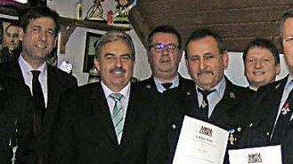 Ehrung bei der Feuerwehr Weilersbach, von links: Kommandant Michael Henkel, Landrat Herrmann Ulm, Bürgermeister Gerhard Amon, Kreisbrandinspektor Wolfgang Wunner, Herbert Gath, Adjutant Markus Friedel, Helmut Stein Foto: Heidi Amon