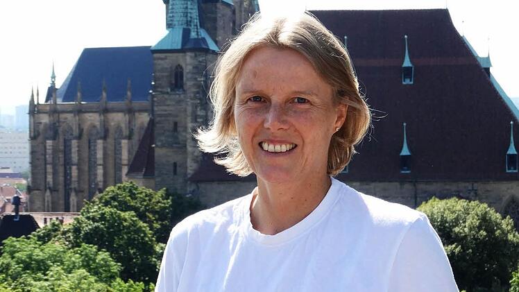 Heidi Schmitt (im Hintergrund: Dom und Severi-Kirche in Erfurt). Foto: Peter Schmitt