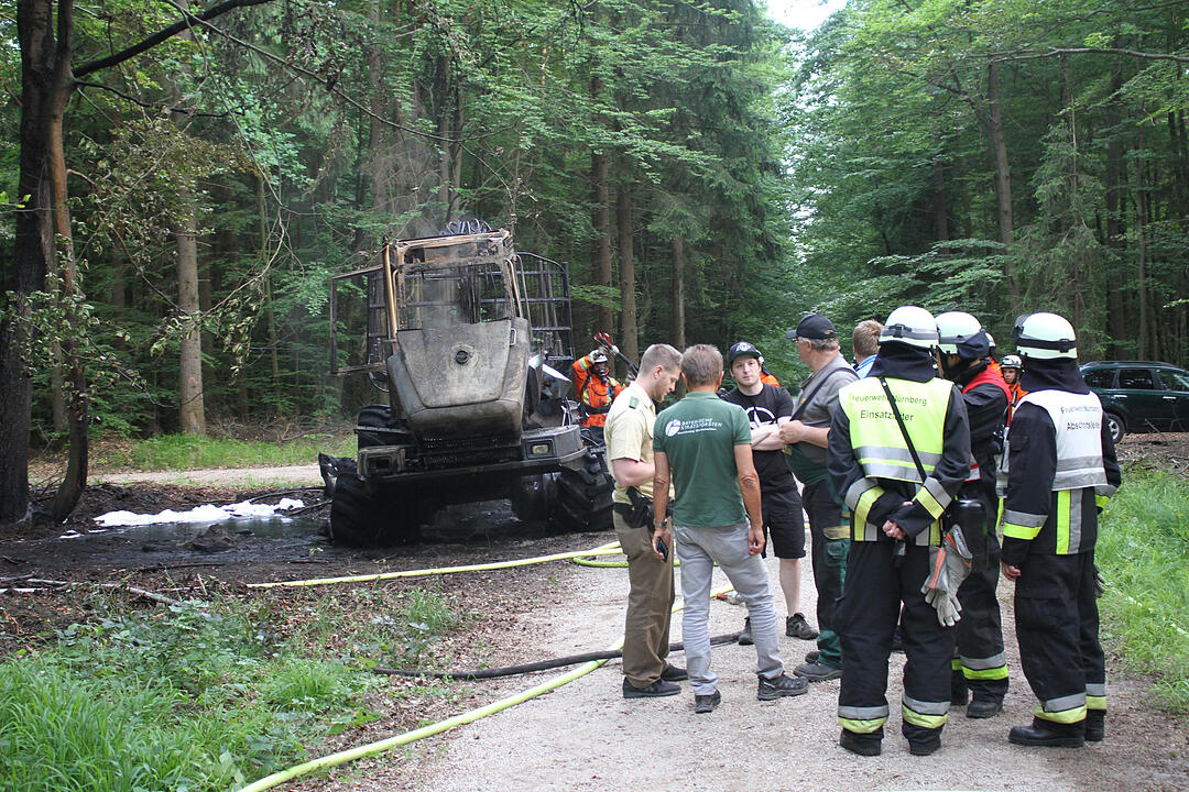Nürnberg: Forstmaschine brennt - Waldbrand verhindert