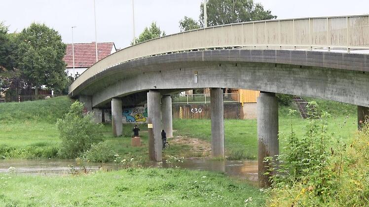 Wenig Wasser und noch viel Luft nach oben war am Mittwochnachmittag unter der Kemmerner Mainbrücke.
