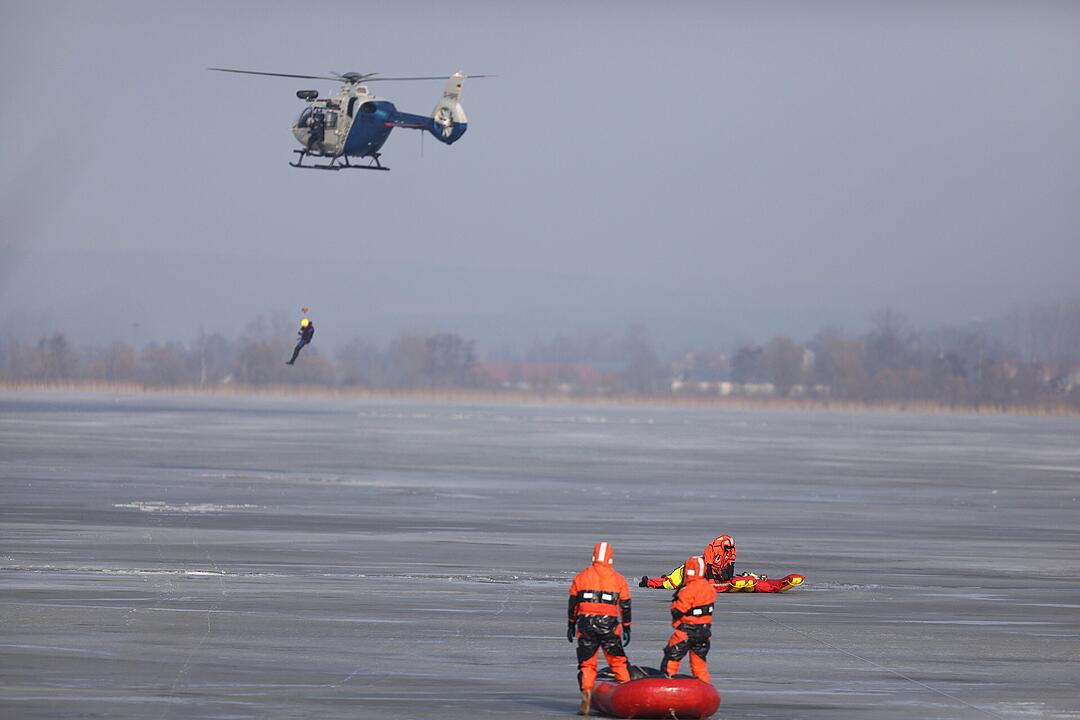 Person bricht in Altmühlsee ein