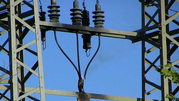 Vor den Augen seiner Freundin starb am Samstagabend bei Gifhorn ein 19.Jähriger. Er hatte versucht, an einer Bahnlinie auf einen Strommast zu klettern. Symbolbild: Ralf Naumann
