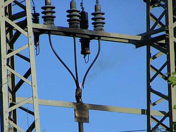 Vor den Augen seiner Freundin starb am Samstagabend bei Gifhorn ein 19.J&auml;hriger. Er hatte versucht, an einer Bahnlinie auf einen Strommast zu klettern. Symbolbild: Ralf Naumann