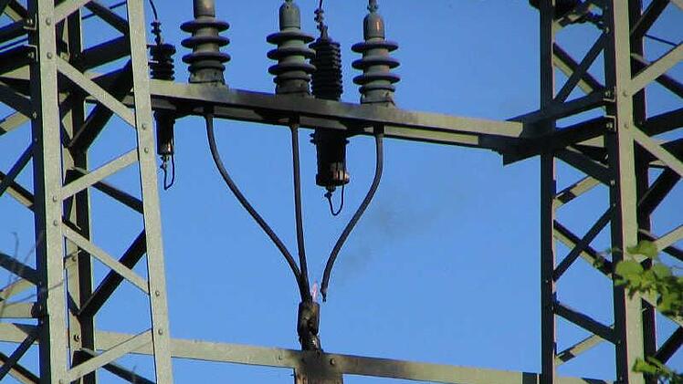 Vor den Augen seiner Freundin starb am Samstagabend bei Gifhorn ein 19.Jähriger. Er hatte versucht, an einer Bahnlinie auf einen Strommast zu klettern. Symbolbild: Ralf Naumann