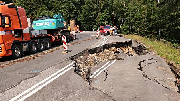 Eine Firma aus der Oberpfalz ist mit schwerem Ger&auml;t anger&uuml;ckt, um die Schadstelle auf der B 2278 in einer Kehre des Hambachs (Foto) zu beheben. Helmut Will
