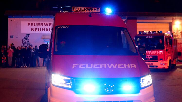 Mit Blaulicht und Martinshorn fährt das neue MFZ auf den Hof der  Feuerwehr.    Foto: Johanna Blum