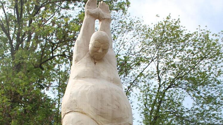 Holzskulptur "Erna 3" von Wolfgang Schott an der Lauter in Bad StaffelsteinMatthias Einwag