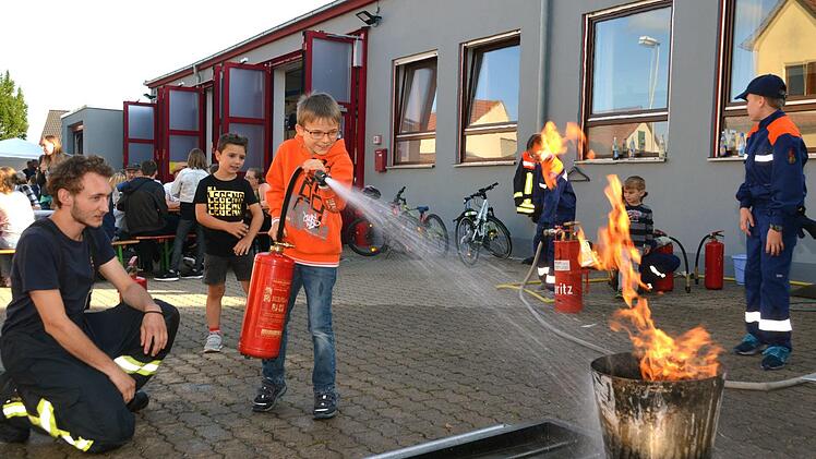Mit Wasser kann kein Fett- oder Ölbrand gelöscht werden. Eindringlich wurde dies am "Fire-Trainer" demonstriert. Peter Rauch