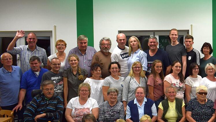 Ein Teil der Darsteller aus sieben Jahrzehnten    Foto: privat