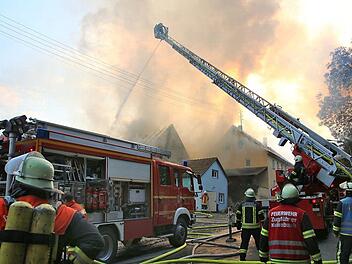 Ein flammendes Inferno finden die Retter in Menchau vor: Wohnhaus, Scheune, Ställe - alles brennt lichterloh. Die Löscharbeiten dauern bis spät in die Nacht. Fotos: Dagmar Besand