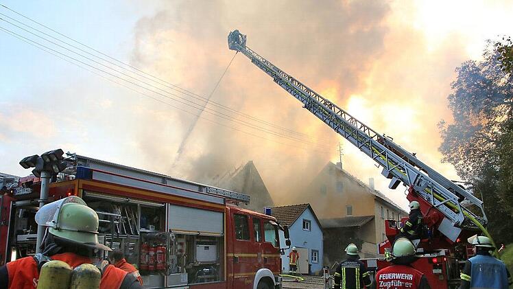 Ein flammendes Inferno finden die Retter in Menchau vor: Wohnhaus, Scheune, Ställe - alles brennt lichterloh. Die Löscharbeiten dauern bis spät in die Nacht. Fotos: Dagmar Besand