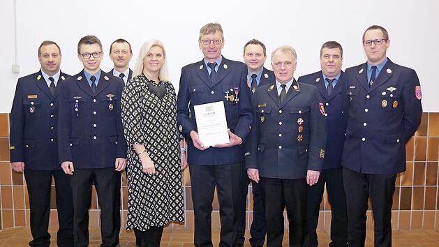 Berthold Jakob erhielt das goldene Ehrenabzeichen. Foto: Heike Sch&uuml;lein
