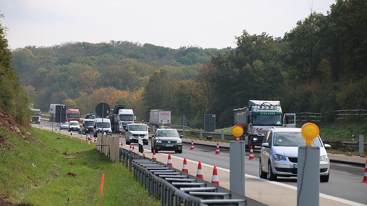 Seit kurzem laufen die Bauarbeiten zur Erneuerung der Autobahnbrücke übers Thulbatal.  Foto: Ralf Ruppert