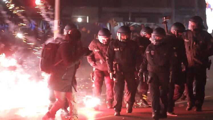 Prozess nach Angriffen auf Einsatzkräfte an Silvester