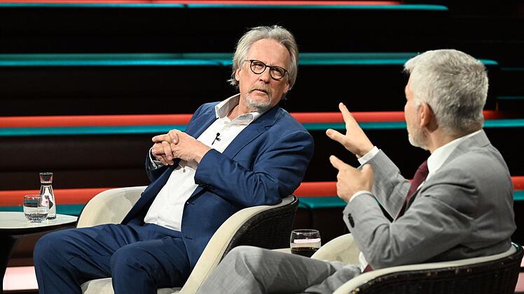 W&auml;hrend Carlo Masala die AfD kritisierte, machte sich Schriftsteller Harald Martenstein (l.) gegen ein Verbotsverfahren der Partei stark.