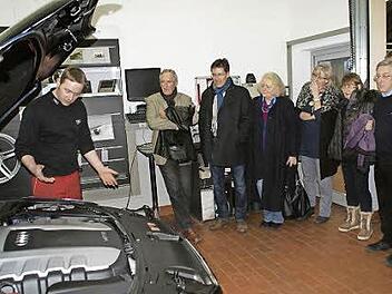 Einen Blick unter die Haube bot Werkstattmeister Stefan Breunig den Mitgliedern des Lions-Clubs Haßberge beim Besuch im Autohaus. Foto: sw