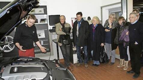 Einen Blick unter die Haube bot Werkstattmeister Stefan Breunig den Mitgliedern des Lions-Clubs Haßberge beim Besuch im Autohaus. Foto: sw