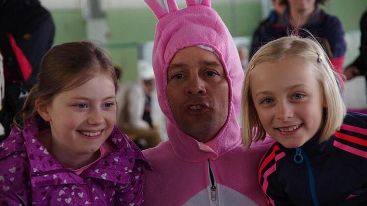 Der rosa Hase mit zwei Fans. Foto: Klaus Werner