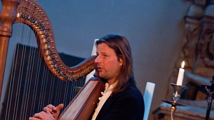 Andy Lang an der keltische Harfe